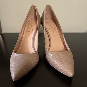 Jessica Simpson Nude snakeskin pump